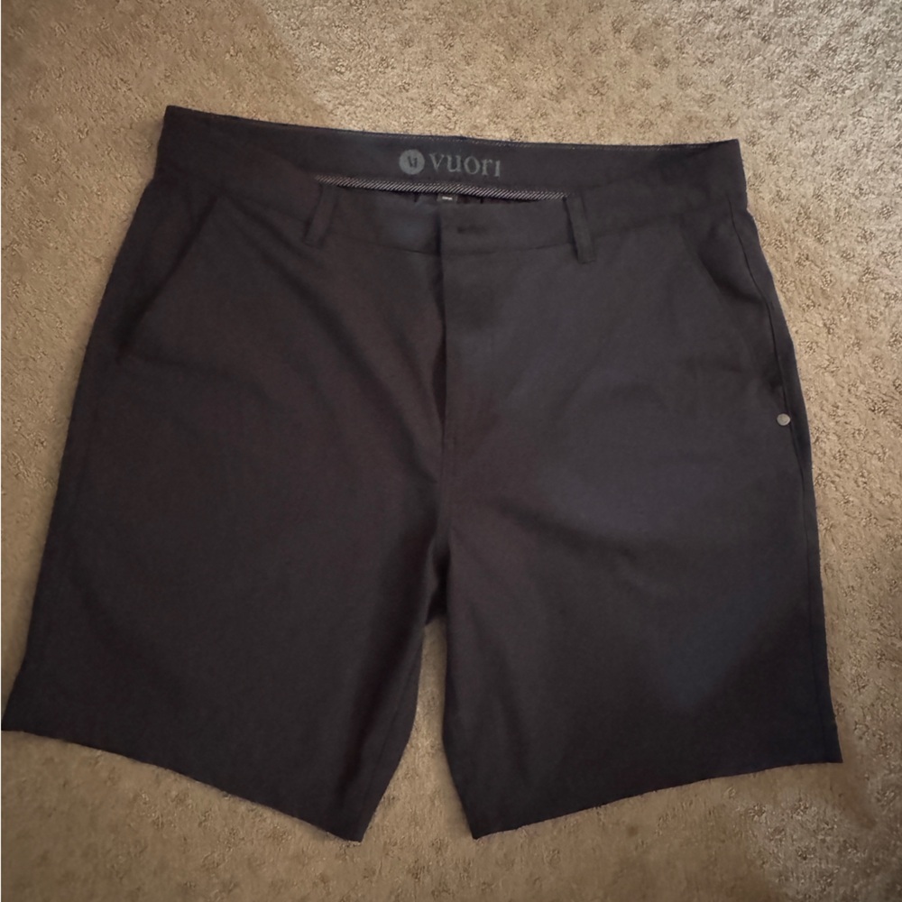 Vuori Shorts Mens Size 36 in Excellent Condition